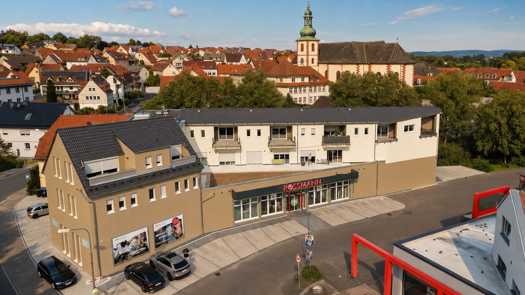 Immeuble mixte avec commerce au rez-de-chaussée et logements aux étages, dans le centre du bourg